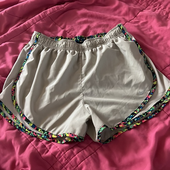 Like new Nike Dri fit running shorts size Medium light grey with neon edging - Picture 5 of 5